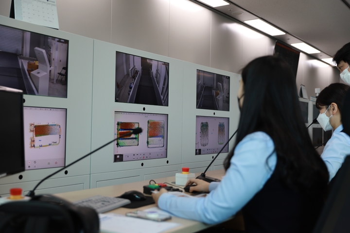 [인천공항=뉴시스] 홍찬선 기자 = 사진은 인천본부세관 직원들의 3D X-Ray 검색기 판독 교육을 실시하는 모습. (사진=인천본부세관 제공) 2022.02.24. photo@newsis.com *재판매 및 DB 금지
