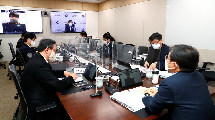 [서울=뉴시스] 권덕철 보건복지부 장관이 24일 오전 정부세종청사에서 비대면 기자 간담회를 하고 있다. (사진=보건복지부 제공) 2022.02.24. photo@newsis.com *재판매 및 DB 금지