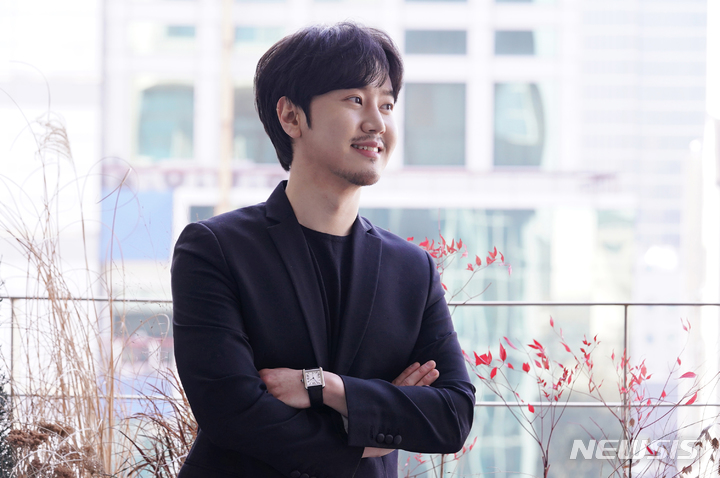 [서울=뉴시스] '팬텀싱어3'의 우승팀 '라포엠' 멤버이자 카운터테너인 최성훈이 24일 서울 강남구 EMK 사옥에서 첫 단독 공연 'Movement 무브먼트'를 앞두고 기자회견을 가졌다. (사진=EMK엔터테인먼트 제공) 2022.02.24. photo@newsis.com *재판매 및 DB 금지