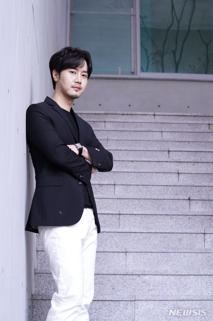 [서울=뉴시스] '팬텀싱어3'의 우승팀 '라포엠' 멤버이자 카운터테너인 최성훈이 24일 서울 강남구 EMK 사옥에서 첫 단독 공연 'Movement 무브먼트'를 앞두고 기자회견을 가졌다. (사진=EMK엔터테인먼트 제공) 2022.02.24. photo@newsis.com *재판매 및 DB 금지