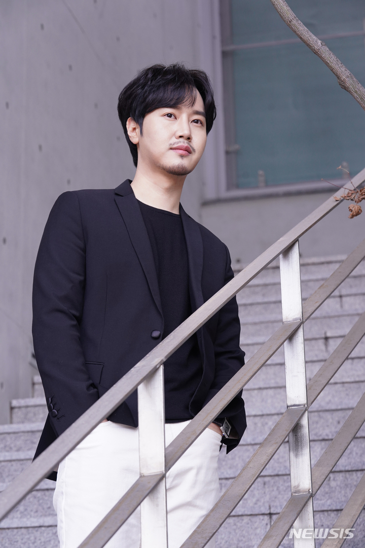 [서울=뉴시스] '팬텀싱어3'의 우승팀 '라포엠' 멤버이자 카운터테너인 최성훈이 24일 서울 강남구 EMK 사옥에서 첫 단독 공연 'Movement 무브먼트'를 앞두고 기자회견을 가졌다. (사진=EMK엔터테인먼트 제공) 2022.02.24. photo@newsis.com *재판매 및 DB 금지