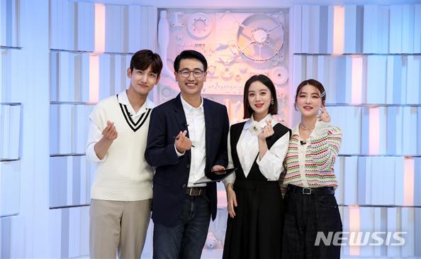 [서울=뉴시스]고용노동부가 24일부터 스마트 직업훈련 플랫폼 '스텝'에서 선보이는 인문학 무료 강의 중 문화예술 분야 '2040 AI 시대를 리드할 미래 인재' 강의를 마친 AI 전문가 이경일 대표(왼쪽 두번째)와 동방신기 최강창민(왼쪽 첫번째), 원더걸스 혜림(왼쪽 세번째), 유튜버 한유라(왼쪽 네번째) . (사진=고용노동부 제공) 2022.02.24 