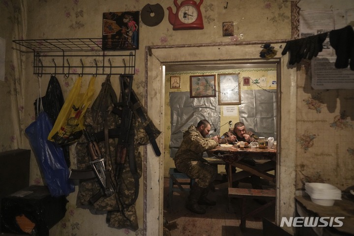 [스비틀로다르스크=AP/뉴시스] 우크라이나 군인들이 23일(현지시간) 우크라이나 동부 스비틀로다르스크 인근 최전선에서 근무를 마친 뒤 저녁을 먹고 있다. 2022.02.24.