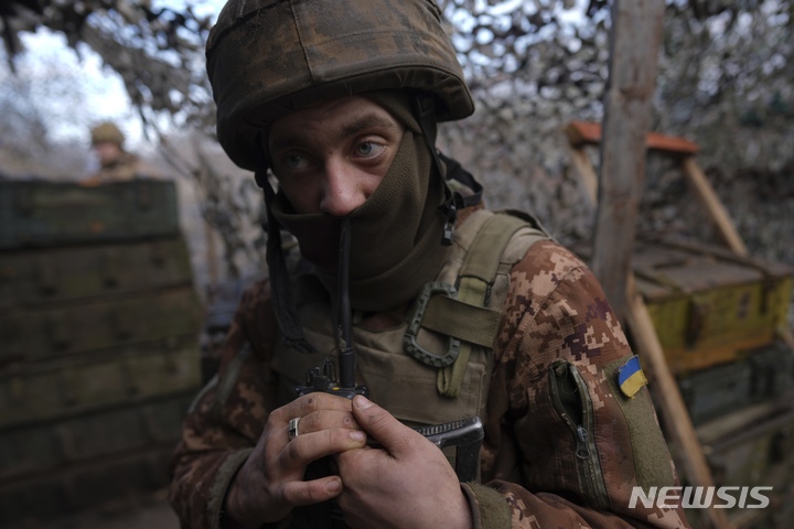 [스비틀로다르스크=AP/뉴시스] 우크라이나 군인이 23일(현지시간) 우크라이나 동부 스비틀로다르스크 인근에서 무전을 하고 있다. 2022.02.24.