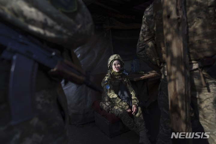 [스비틀로다르스크=AP/뉴시스] 우크라이나 군인들이 23일(현지시간) 우크라이나 동부 스비틀로다르스크 인근에서 대화를 나누고 있다. 2022.02.24.