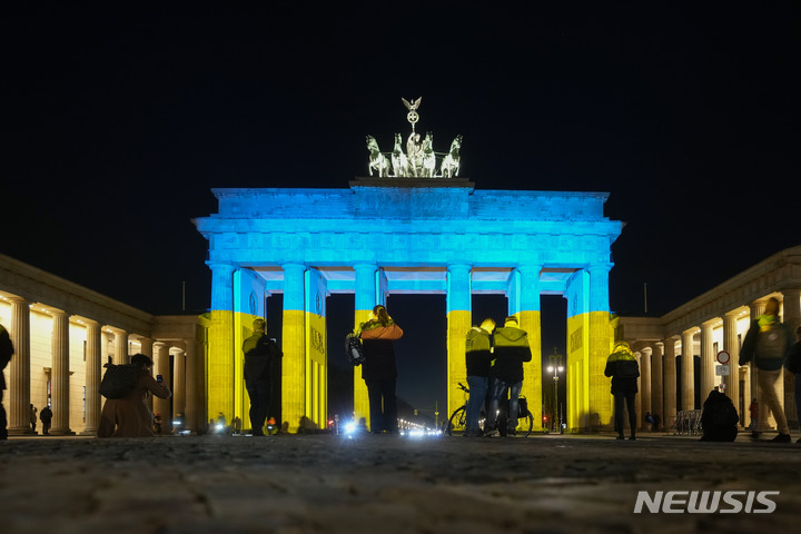 [베를린=AP/뉴시스] 23일(현지시간) 독일 베를린의 브라덴부르크 게이트에 우크라이나와의 연대를 나타내는 우크라이나 국기 색상의 조명이 비치고 있다. 2022.02.24. 