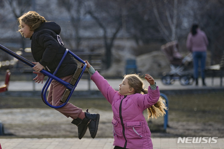 [도네츠크=AP/뉴시스] 23일(현지시간) 우크라이나 루간스크 시비에로도네츠크에서 어린이들이 그네를 타고 있다. 2022.02.24.