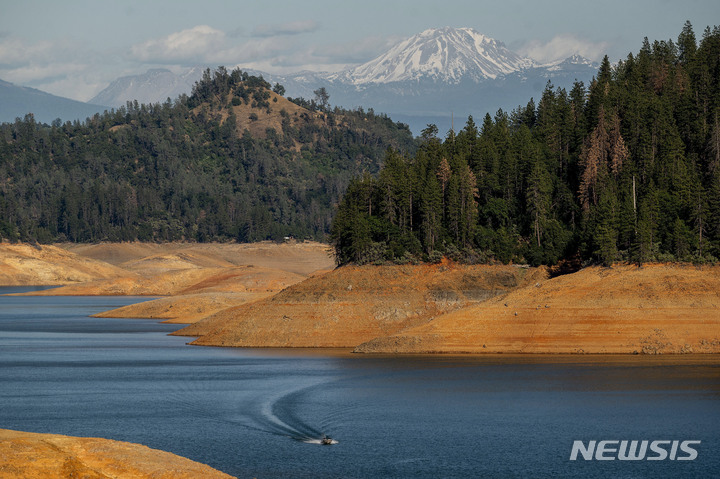 [AP/뉴시스] 캘리포니아주의 샤스타 트리니티 국립수목원의 저수자가 역대급 가뭄과 건조한 기후로 거의 밑바닥을 드러낸 모습. 