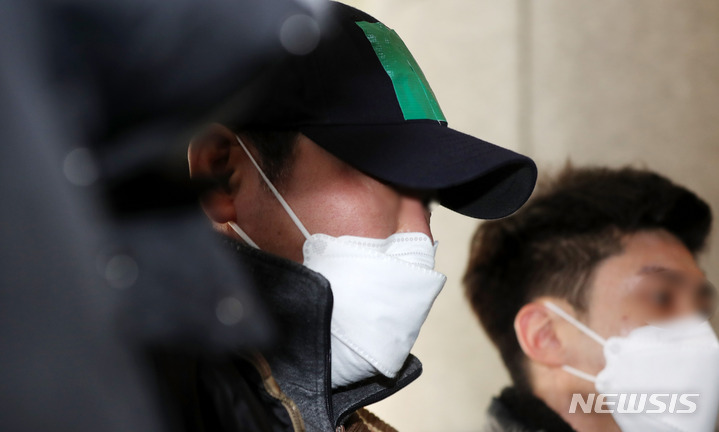 [서울=뉴시스] 추상철 기자 = 상암동 한 주택가에서 40대 남성을 살해한 혐의를 받고 있는 피의자 A씨가 24일 오전 서울 마포구 서울서부지방법원에서 구속 전 피의자심문(영장실질심사)를 받기 위해 법정으로 들어서고 있다. 2022.02.24. scchoo@newsis.com