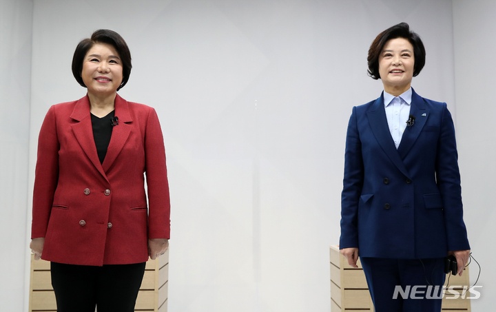 [서울=뉴시스] 조성우 기자 = 대선과 같은 날 치러지는 국회의원 재·보궐선거 서울 서초구갑 지역구에 출마한 이정근 더불어민주당 후보(오른쪽)와 조은희 국민의힘 후보가 24일 오전 서울 서초구 HCN 스튜디오에서 열린 후보자 토론회에서 기념촬영을 하고 있다. 2022.02.24. xconfind@newsis.com