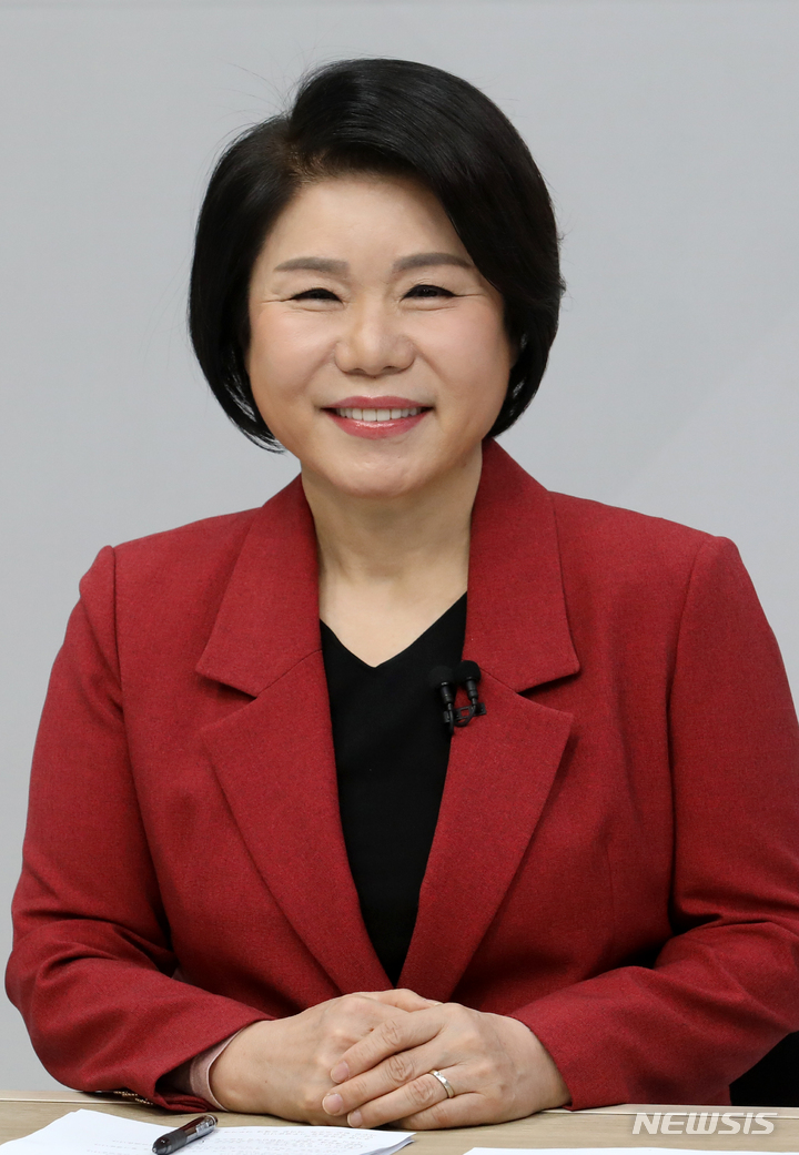 [서울=뉴시스] 조성우 기자 = 대선과 같은 날 치러지는 국회의원 재·보궐선거 서울 서초구갑 지역구에 출마한 조은희 국민의힘 후보가 24일 오전 서울 서초구 HCN 스튜디오에서 열린 후보자 토론회에 참석해 자리하고 있다. 2022.02.24. xconfind@newsis.com