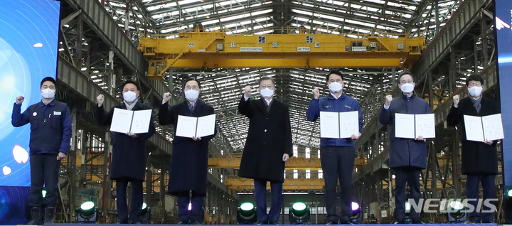 [군산=뉴시스] 김진아 기자 = 문재인 대통령이 24일 전북 군산시 현대중공업 군산조선소에서 열린 군산조선소 재가동 협약식에서 협약식을 마친 뒤 기념촬영을 하고 있다. 왼쪽부터 정병천 현대중공업 노조지부장, 강임준 군산시장, 문승욱 산업통상자원부 장관, 문 대통령, 한영석 현대중공업 대표이사, 송하진 전북도지사, 안경덕 고용노동부 장관. 2022.02.24. bluesoda@newsis.com