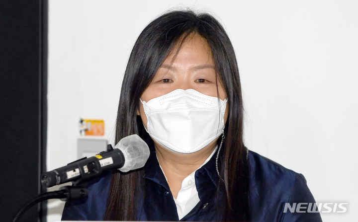 [광주=뉴시스] 류형근 기자 = 이숙경 제14회 광주비엔날레 예술감독이 24일 오전 광주 북구 광주비엔날레관 3층 회의실에서 14회 행사 전시방향에 대해 설명하고 있다. 2022.02.24. hgryu77@newsis.com