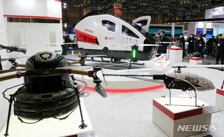 [부산=뉴시스] 하경민 기자 = '2022 드론쇼 코리아'가 개막한 24일 부산 벡스코 전시장을 찾은 관람객들이 도심항공 모빌리티(UAM) 기술을 둘러보고 있다. 26일까지 열리는 이번 행사에는 드론산업 관련 업체 138곳이 참가해 첨단기술을 소개한다. 2022.02.24. yulnetphoto@newsis.com