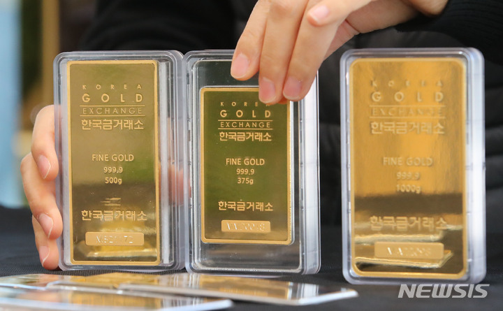 [서울=뉴시스] 권창회 기자 = 우크라이나를 둘러싼 러시아와 서방국가 간의 긴장이 고조되면서 안전 자산인 금 가격이 연일 급등하고 있다. 24일 오전 서울 종로구 한국금거래소 직원이 금을 진열하고 있다. 2022.02.24. kch0523@newsis.com