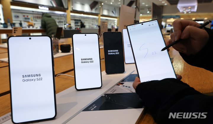 [서울=뉴시스] 조수정 기자 = 공식 출시를 하루 앞둔 삼성전자 갤럭시 S22시리즈가 사전개통 첫날인 23일 30만대 이상의 역대 갤럭시 제품 최다 사전개통 기록을 경신했다. 사진은 24일 서울 서초구 삼성전자 딜라이트샵에서 갤럭시S22 시리즈를 테스트하는 내방객들. 222022.02.24. chocrystal@newsis.com