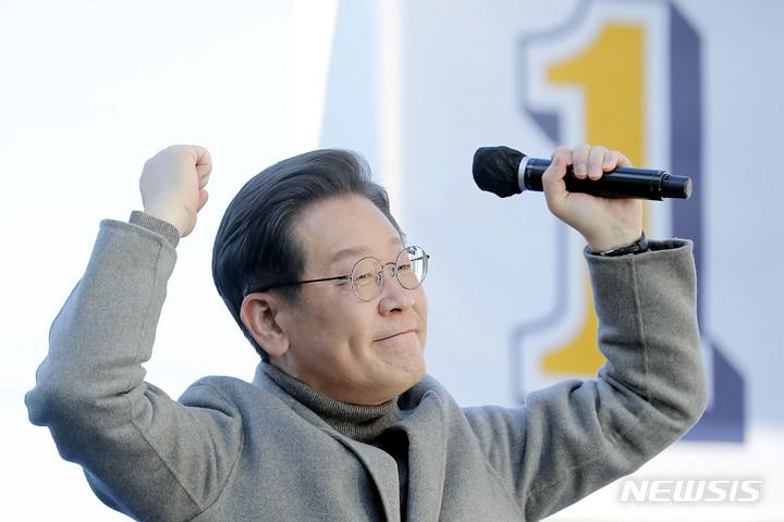 [충주=뉴시스] 최동준 기자 = 이재명 더불어민주당 대선 후보가 24일 충북 충주시 젊음의 거리에서 유세를 열고 지지를 호소하고 있다. 2022.02.24. photocdj@newsis.com