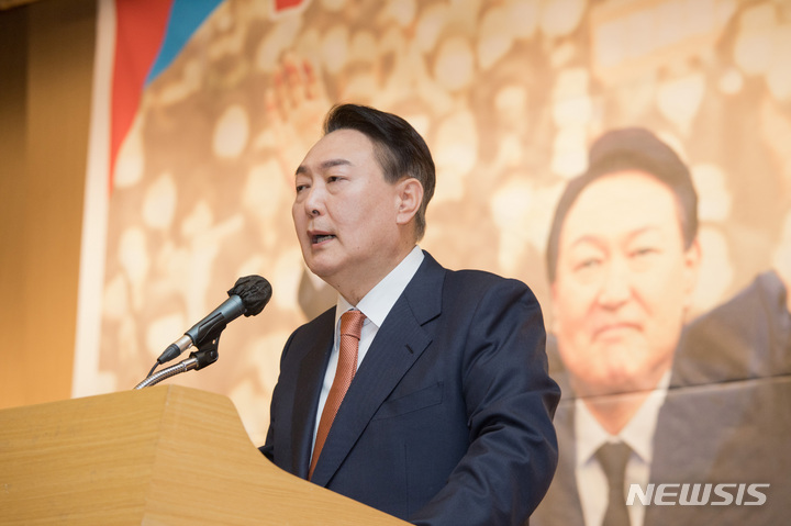 [서울=뉴시스] 전신 기자 = 윤석열 국민의힘 대선 후보가 24일 서울 여의도 국회도서관에서 열린 ‘여야 전직 국회의장-국회의원 윤석열 후보 지지 선언' 행사에서 발언하고 있다. (공동취재사진) 2022.02.24. photo@newsis.com