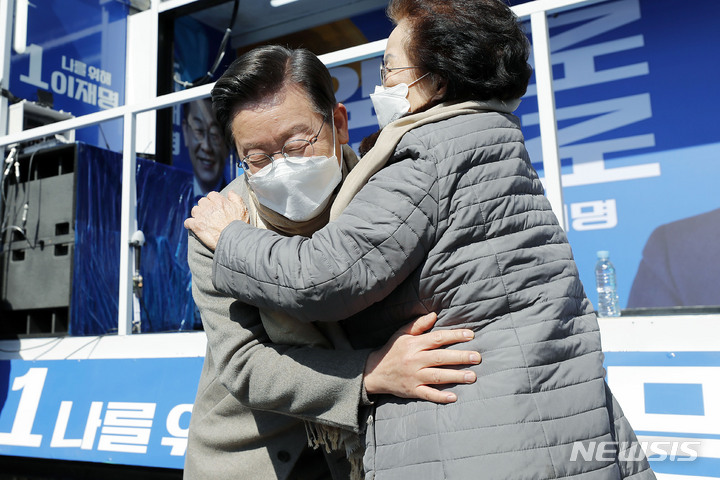 [충주=뉴시스] 최동준 기자 = 이재명 더불어민주당 대선 후보가 24일 충북 충주시 산척치안센터 앞에서 열린 유세에서 처갓집 방문을 기념해 어르신으로부터 목돌이를 선물받고 포옹하고 있다. 2022.02.24. photocdj@newsis.com