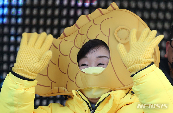 [서울=뉴시스] 최진석 기자 = 심상정 정의당 대선후보가 24일 오후 서울 구로구 지플러스타워 앞에서 배달노동자에게 받은 붕어빵 모형의 모자를 쓴 채 지지를 호소하고 있다. (공동취재사진) 2022.02.24. photo@newsis.com