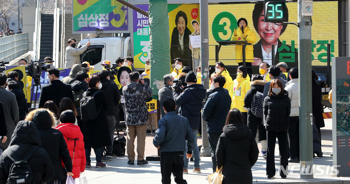 [서울=뉴시스] 최진석 기자 = 심상정 정의당 대선후보가 24일 오후 서울 구로구 지플러스타워 앞에서 가진 유세에서 지지를 호소하고 있다. (공동취재사진) 2022.02.24. photo@newsis.com