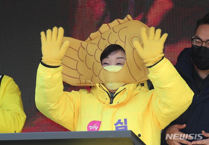 [서울=뉴시스] 최진석 기자 = 심상정 정의당 대선후보가 24일 서울 구로구 구로동 지플러스타워 앞에서 집중 유세를 한 뒤 배달 노동자가 준 붕어빵 모형 모자를 쓰고 손을 흔들고 있다. (공동취재사진) 2022.02.24. photo@newsis.com