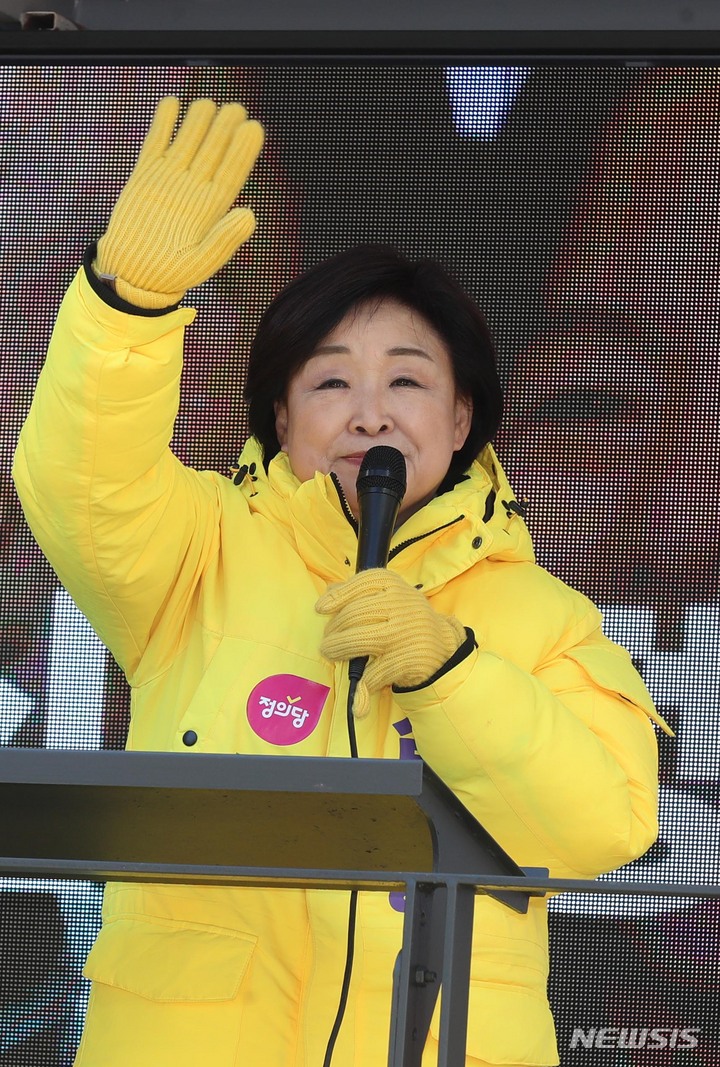 [서울=뉴시스] 최진석 기자 = 심상정 정의당 대선후보가 24일 서울 구로구 구로동 지플러스타워 앞에서 집중 유세를 하고 있다. (공동취재사진) 2022.02.24. photo@newsis.com