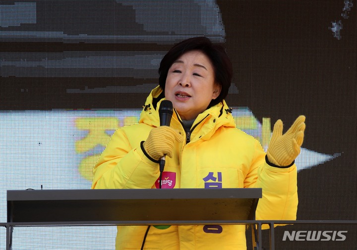 [서울=뉴시스] 최진석 기자 = 심상정 정의당 대선후보가 24일 서울 구로구 구로동 지플러스타워 앞에서 집중 유세를 하고 있다. (공동취재사진) 2022.02.24. photo@newsis.com