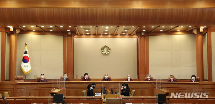 [서울=뉴시스] 추상철 기자 = 유남석 헌법재판소장과 헌법재판관들이 지난달 24일 오후 서울 종로구 헌법재판소에서 열린 2월 심판사건 선고에 앞서 대기하고 있다. 2022.02.24. scchoo@newsis.com