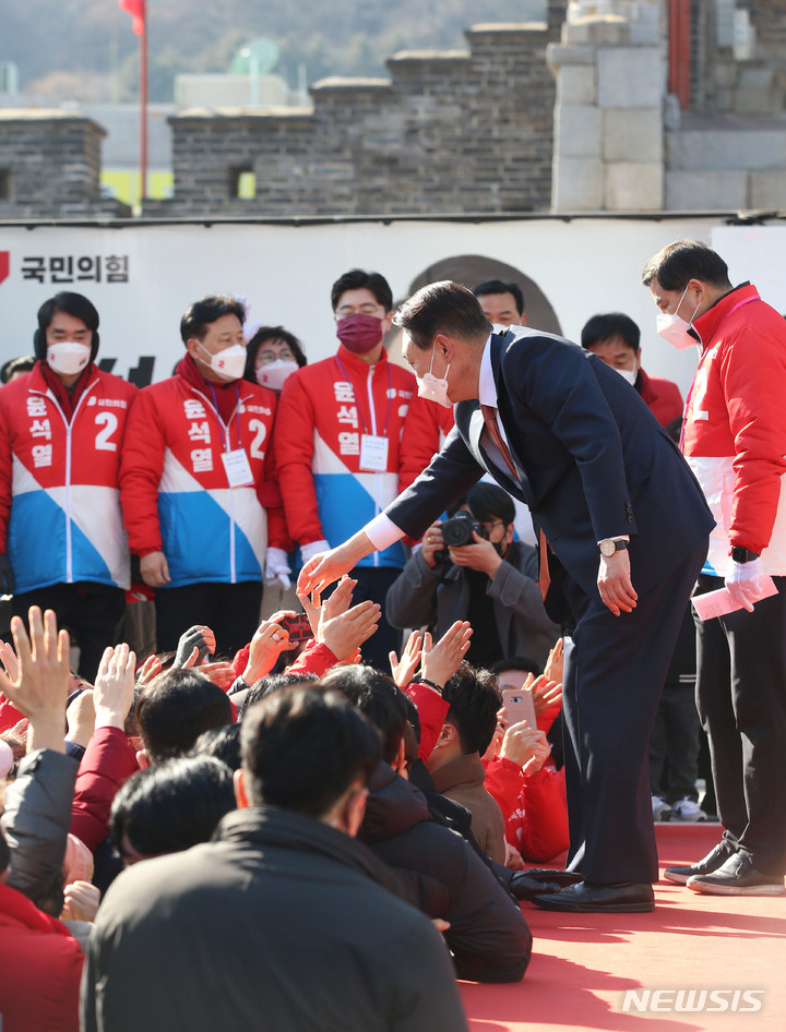 [수원=뉴시스] 국회사진기자단 = 윤석열 국민의힘 대선 후보가 24일 경기도 수원 팔달문 앞에서 시민들을 향해 지지를 호소하고 있다. 2022.02.24. photo@newsis.com