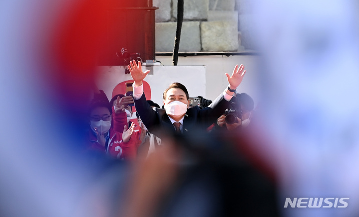 [수원=뉴시스] 국회사진기자단 = 윤석열 국민의힘 대선 후보가 24일 경기도 수원 팔달문 앞에서 시민들을 향해 지지를 호소하고 있다. 2022.02.24. photo@newsis.com