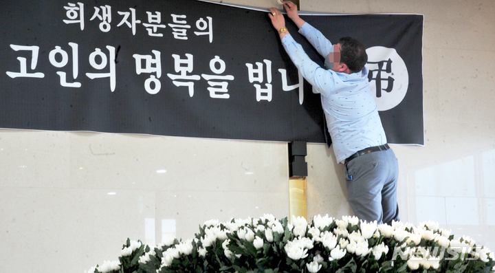 [광주=뉴시스] 이영주 기자 = 24일 오후 광주 서구 한 장례식장에 화정 아이파크 붕괴 사고 피해자 합동분향소가 설치되고 있다. 2022.02.24. leeyj2578@newsis.com