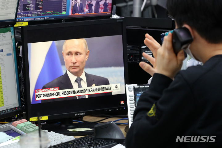 [서울=뉴시스] 백동현 기자 = 러시아의 우크라이나 침공 소식이 전해진 24일 오후 서울 중구 하나은행 본점 딜링룸에서 한 딜러가 관련 뉴스를 보고 있다. 2022.02.24. livertrent@newsis.com
