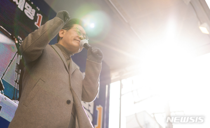 [원주=뉴시스] 최동준 기자 = 이재명 더불어민주당 대선후보가 24일 오후 강원도 원주 중앙로 문화의거리에서 유세를 하고 있다. 2022.02.24. photocdj@newsis.com