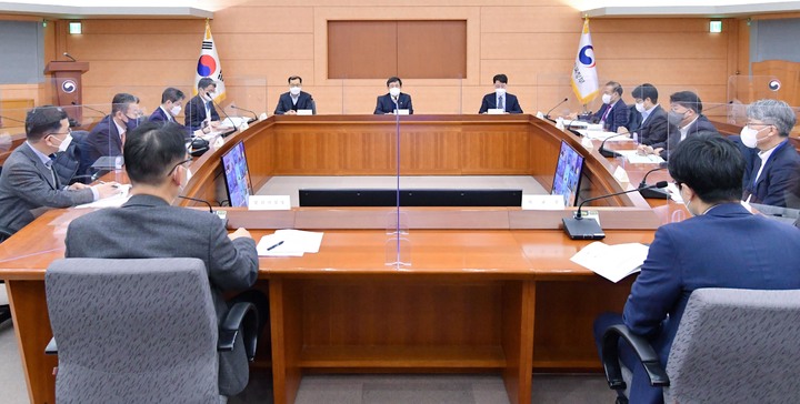 [서울=뉴시스] 안도걸 기획재정부 차관이 24일 서울 종로구 정부서울청사에서 열린 '제2차 재정관리점검회의'를 주재하고 있다. (사진=기획재정부 제공) 2022.02.24. photo@newsis.com *재판매 및 DB 금지