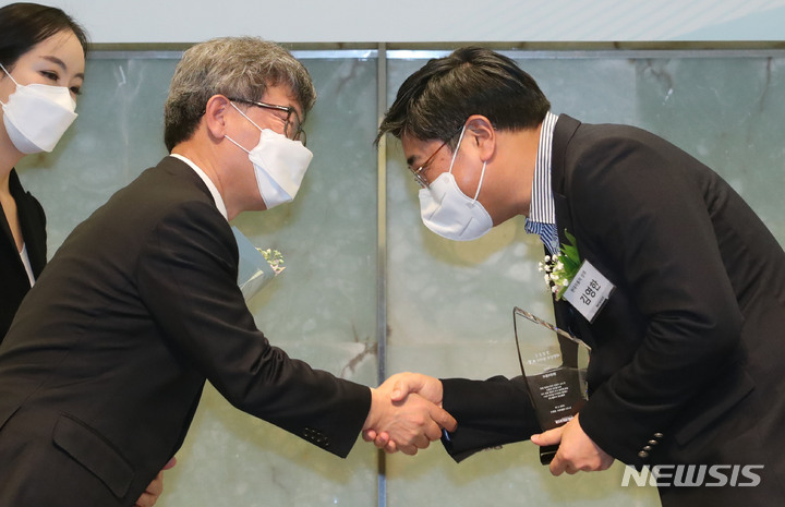 [서울=뉴시스] 권창회 기자 = 24일 서울 플라자호텔에서 뉴시스 주최로 열린 제4회 대한민국 일자리 대상 시상식에서 현대자동차가 뉴시스 대표이사상을 수상했다. 김형기 뉴시스 대표이사가 김영한 HR 상무에게 상을 전달하고 있다. 2022.02.24. kch0523@newsis.com