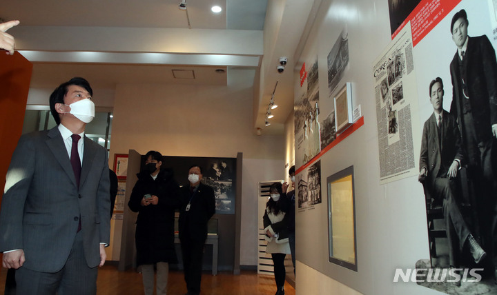 [서울=뉴시스] 국회사진기자단 = 안철수 국민의당 대선후보가 24일 서울 강남구 도산공원 도산 안창호기념관을 찾아 전시품을 살펴보고 있다. 2022.02.24. photo@newsis.com
