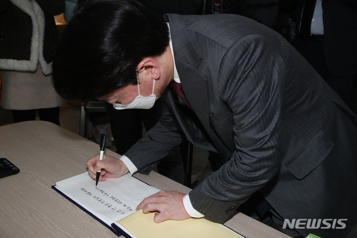 [서울=뉴시스] 국회사진기자단 = 안철수 국민의당 대선후보가 24일 서울 강남구 도산공원 도산 안창호기념관을 찾아 방명록을 쓰고 있다. 2022.02.24. photo@newsis.com