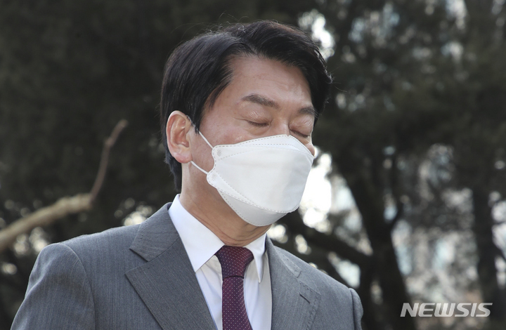 [서울=뉴시스] 국회사진기자단 = 안철수 국민의당 대선후보가 24일 서울 강남구 도산공원 도산 안창호기념관을 찾아 참배하고 있다. 2022.02.24. photo@newsis.com