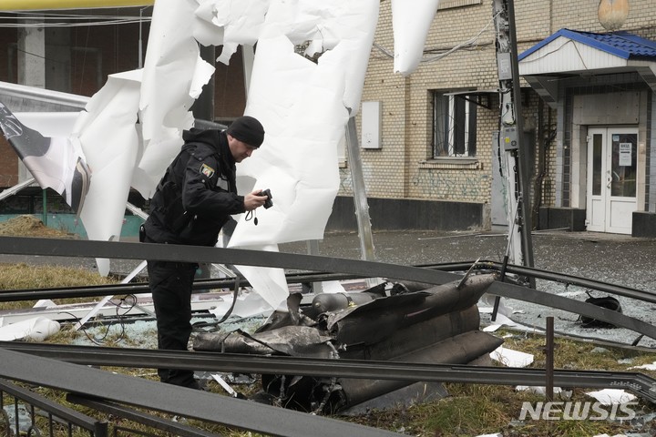 [키예프=AP/뉴시스] 24일(현지시간) 우크라이나 키예프에서 한 경찰관이 러시아 포격 피해 상황을 조사하고 있다. 세계 지도자들이 우크라이나 정부를 무너뜨릴 수 있는 러시아의 침공을 일제히 비난하고 나선 가운데 이날 새벽 키예프, 하르키프, 오데사 등지에서 큰 폭발음이 들렸다. 2022.02.24.