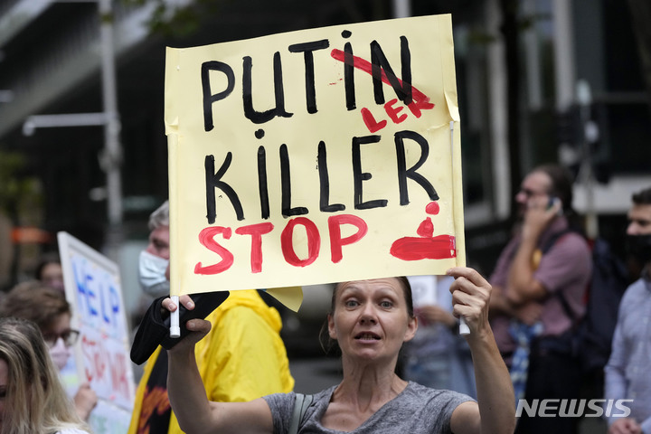 [시드니=AP/뉴시스] 24일(현지시간) 호주 시드니에서 러시아의 우크라이나 침공 반대 시위가 열려 한 참가 여성이 푸틴 러시아 대통령의 이름을 히틀러라 바꿔 쓴 손팻말을 들고 있다. 2022.02.24.