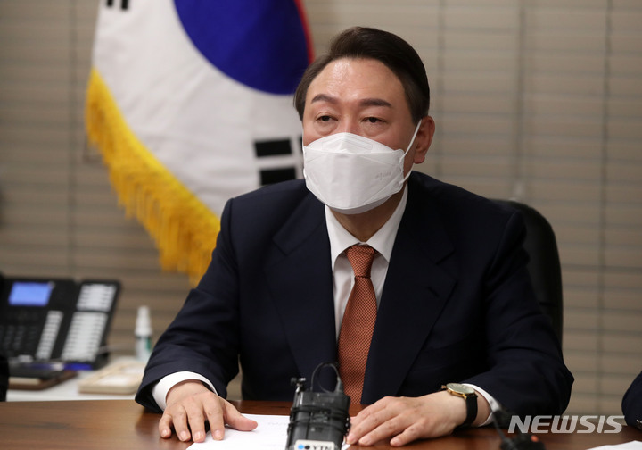 [서울=뉴시스] 김선웅 기자 = 윤석열 국민의힘 대선 후보가 지난 24일 오후 서울 여의도 국민의힘 중앙당사에서 열린 우크라이나 사태 관련 긴급대책회의에서 발언하고 있다. 2022.02.24. mangusta@newsis.com