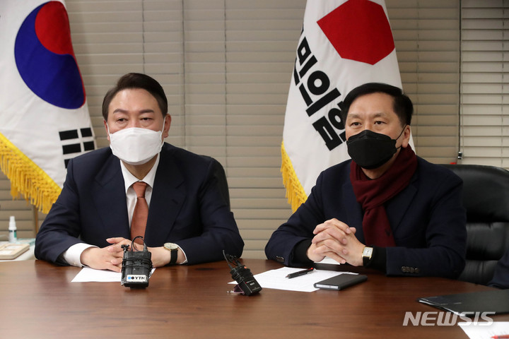 [서울=뉴시스] 김선웅 기자 = 김기현 국민의힘 원내대표가 24일 오후 서울 여의도 국민의힘 중앙당사에서 열린 우크라이나 사태 관련 긴급대책회의에서 발언하고 있다. 2022.02.24. mangusta@newsis.com