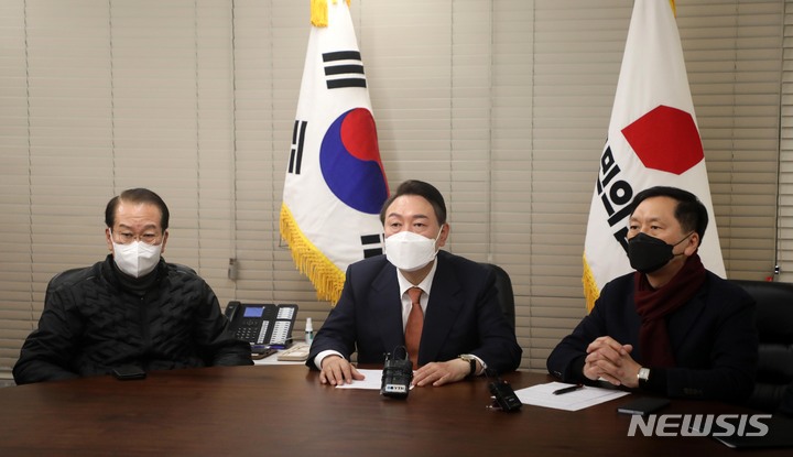 [서울=뉴시스] 김선웅 기자 = 윤석열 국민의힘 대선 후보가 24일 오후 서울 여의도 국민의힘 중앙당사에서 열린 우크라이나 사태 관련 긴급대책회의에서 발언하고 있다. 2022.02.24. mangusta@newsis.com