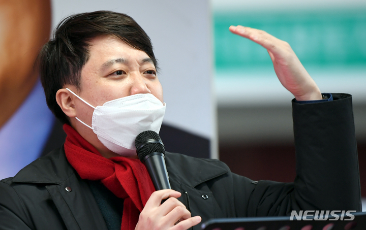 [광주=뉴시스] 류형근 기자 = 이준석 국민의힘 대표가 24일 오후 광주 동구 충장로에서 윤석열 대통령 후보 지지를 호소하고 있다. 2022.02.24. hgryu77@newsis.com