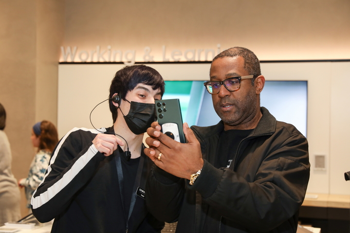 삼성전자는 갤럭시 S22 시리즈를 전세계 주요 국가에서 25일 본격 출시한다고 밝혔다. 사진은 미국 텍사스 스톤브라이어 몰에 있는 '삼성 익스피리언스 스토어'에서 소비자들이 갤럭시 S22 시리즈를 체험하고 있는 모습.(사진 : 삼성전자 제공) *재판매 및 DB 금지