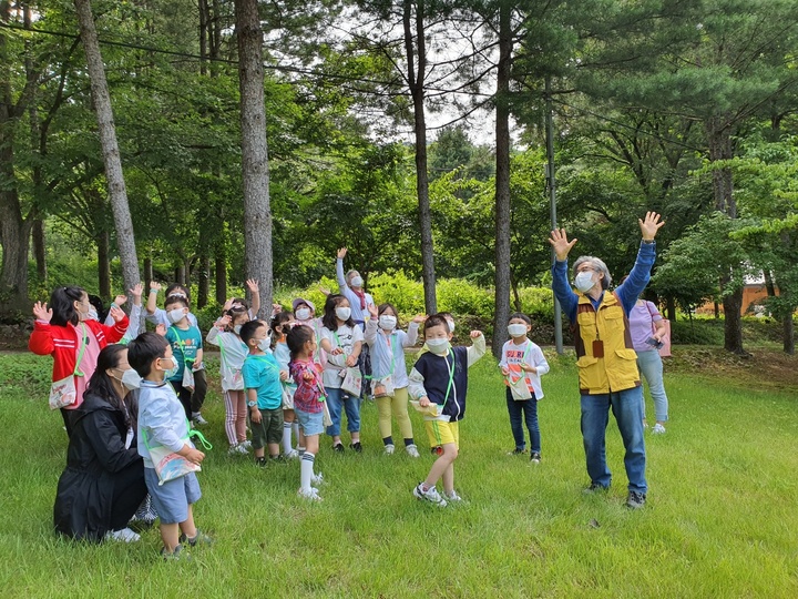 [대전=뉴시스] 산림복지진흥원의 숲체험·교육 프로그램 진행 모습. *재판매 및 DB 금지