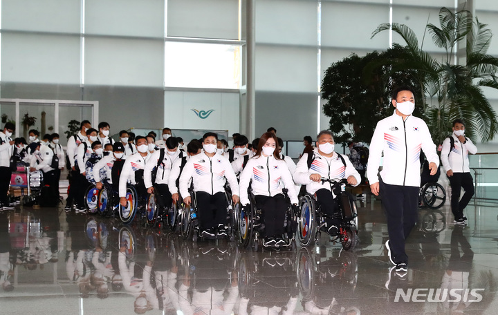 [서울=뉴시스]인천공항 제2터미널에서 대한민국 선수단이 출국장에 들어가고 있다. (사진=대한장애인체육회 제공)