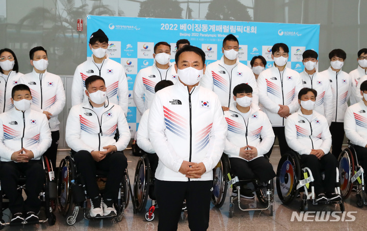 [서울=뉴시스]인천공항 제2터미널 3층에서 열린 2022 베이징 동계패럴림픽대회 국가대표 선수단 출영식에서 윤경선 선수단장이 출영사를 하고 있다. (사진=대한장애인체육회 제공)