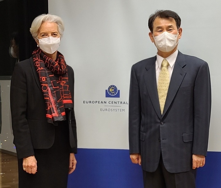 [서울=뉴시스]금감원은 정은보 금감원장이 지난 16~24일 동안 유럽 금융당국 최고위급 인사들을 만나 글로벌 경제·금융 관련 주요 현안을 논의했다고 25일 밝혔다. 사진은 정은보 금감원장과 라가르드 ECB 총재가 면담 후 기념촬영을 하는 모습. (사진=금융감독원) photo@newsis.com *재판매 및 DB 금지